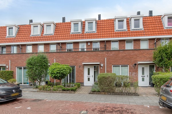 Uitgebouwde tussenwoning met vier slaapkamers en balkonterras in kindvriendelijke buurt