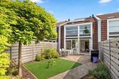 For sale: Zonnige, energiezuinige tussenwoning met vier slaapkamers en fijne tuin