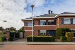 For sale: Uitgebouwde twee-onder-een-kapwoning met 5 slaapkamers, gelegen aan groen, water en speelveld