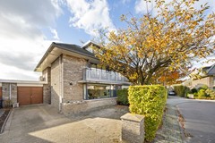 For sale: Energiezuinige twee-onder-één-kap-woning met veel ruimte, grote oprit, twee badkamers, kantoor en tuin aan het water


