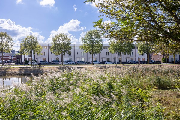 Uitgebouwde tussenwoning met vier slaapkamers, nieuwe keuken en diepe tuin