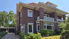 Te koop: Karakteristiek, royaal helft van dubbel 30-er jaren woonhuis met garage.