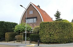 Te koop: Volledig gerenoveerd, royaal uitgebouwd en met een multifunctioneel bijgebouw!
