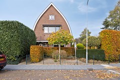 Te koop: Volledig gerenoveerd, royaal uitgebouwd en met een multifunctioneel bijgebouw!