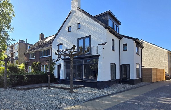Te koop: Gerenoveerde woning met fraaie overkapping en parkeergelegenheid!




