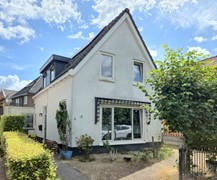 Te koop: Vrijstaand woonhuis met woonkeuken en multifuctioneel bijgebouw!