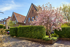 Te koop: Sfeervolle, vrijstaande jaren ’30 woning met royale garage.