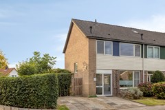 Te koop: Fraaie gezinswoning met parkeerplaatsen en omliggende tuin!