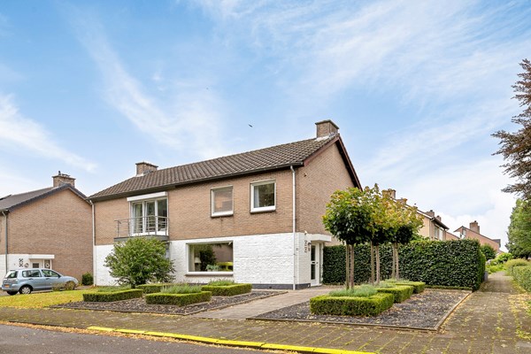 FOR SALE, this well-maintained and ready-to-use semi-detached house with great potential in the Amby district of Maastricht. 