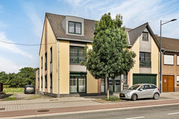 TOPPER: Instep ready spacious duplex apartment with 4 bedrooms and 2 bathrooms on the outskirts of Lanaken, near the bustling center of Maastricht.