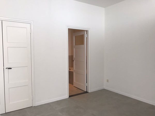 Foto - Te huur: Zeer ruim en nieuwbouw 1 slaapkamer appartement te huur in de Binnen stad van Maastricht met een prachtige privétuin TOPPER!