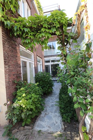 Foto - Te huur: Zeer ruim en nieuwbouw 1 slaapkamer appartement te huur in de Binnen stad van Maastricht met een prachtige privétuin TOPPER!