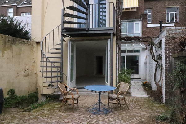 Foto - Te huur: Zeer ruim en nieuwbouw 1 slaapkamer appartement te huur in de Binnen stad van Maastricht met een prachtige privétuin TOPPER!
