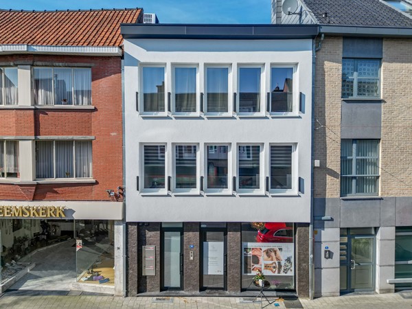 Te koop: Veelzijdig handelspand in hartje Lanaken waar wonen, werken en leven samenkomen onder één dak!
