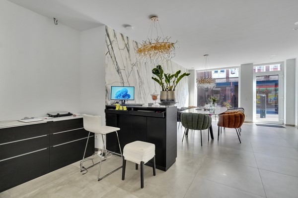 Foto - Te koop: Veelzijdig handelspand in hartje Lanaken waar wonen, werken en leven samenkomen onder één dak!
