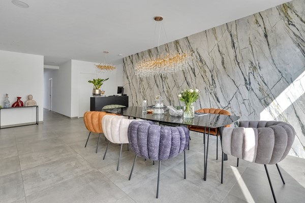 Foto - Te koop: Veelzijdig handelspand in hartje Lanaken waar wonen, werken en leven samenkomen onder één dak!
