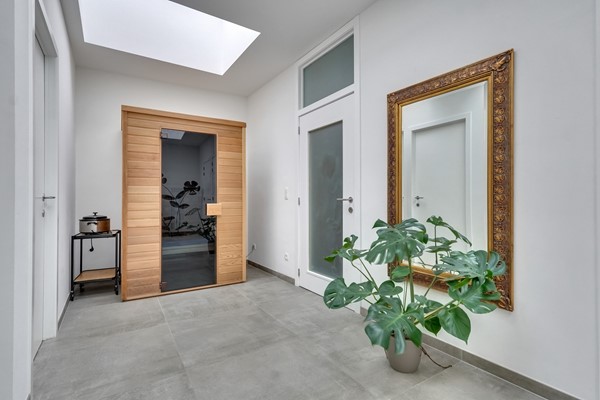 Foto - Te koop: Veelzijdig handelspand in hartje Lanaken waar wonen, werken en leven samenkomen onder één dak!
