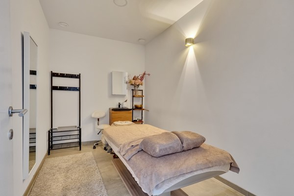 Foto - Te koop: Veelzijdig handelspand in hartje Lanaken waar wonen, werken en leven samenkomen onder één dak!
