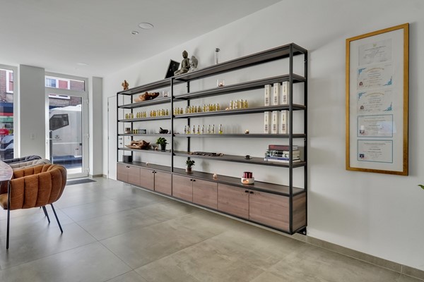 Foto - Te koop: Veelzijdig handelspand in hartje Lanaken waar wonen, werken en leven samenkomen onder één dak!
