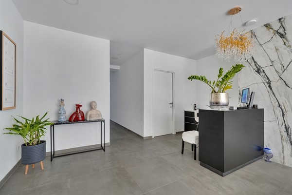 Foto - Te koop: Veelzijdig handelspand in hartje Lanaken waar wonen, werken en leven samenkomen onder één dak!
