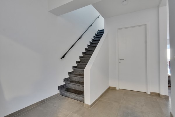 Foto - Te koop: Veelzijdig handelspand in hartje Lanaken waar wonen, werken en leven samenkomen onder één dak!
