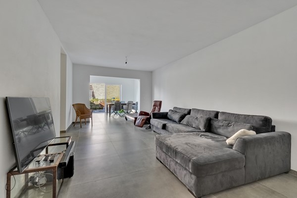 Foto - Te koop: Veelzijdig handelspand in hartje Lanaken waar wonen, werken en leven samenkomen onder één dak!
