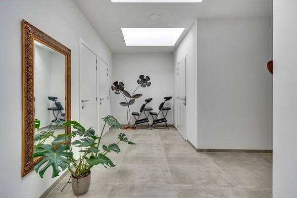 Foto - Te koop: Veelzijdig handelspand in hartje Lanaken waar wonen, werken en leven samenkomen onder één dak!
