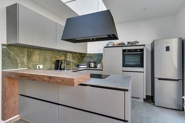 Foto - Te koop: Veelzijdig handelspand in hartje Lanaken waar wonen, werken en leven samenkomen onder één dak!
