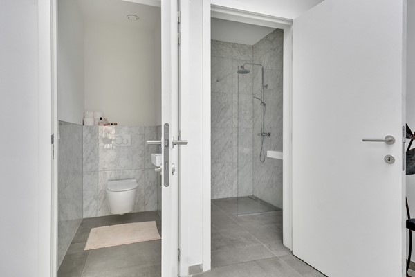 Foto - Te koop: Veelzijdig handelspand in hartje Lanaken waar wonen, werken en leven samenkomen onder één dak!
