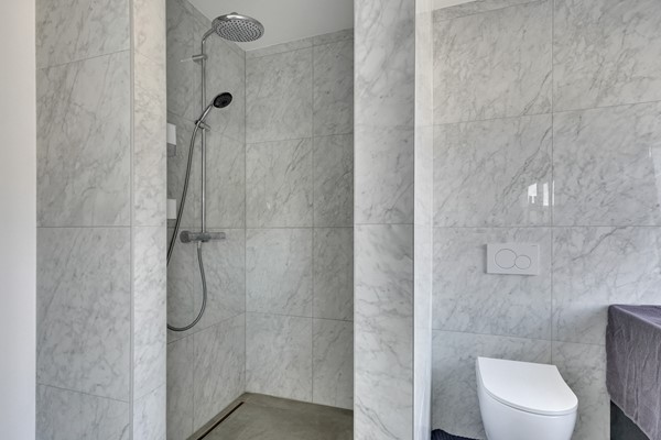 Foto - Te koop: Veelzijdig handelspand in hartje Lanaken waar wonen, werken en leven samenkomen onder één dak!
