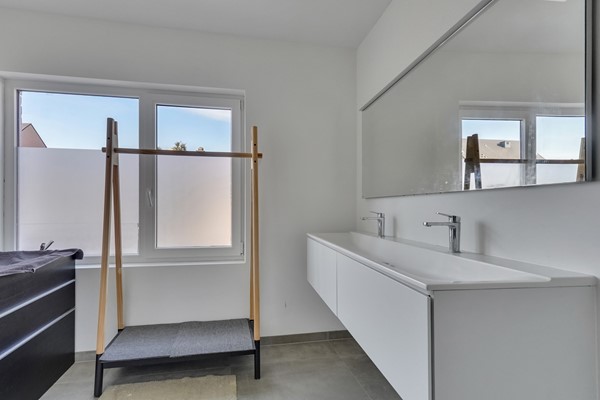 Foto - Te koop: Veelzijdig handelspand in hartje Lanaken waar wonen, werken en leven samenkomen onder één dak!
