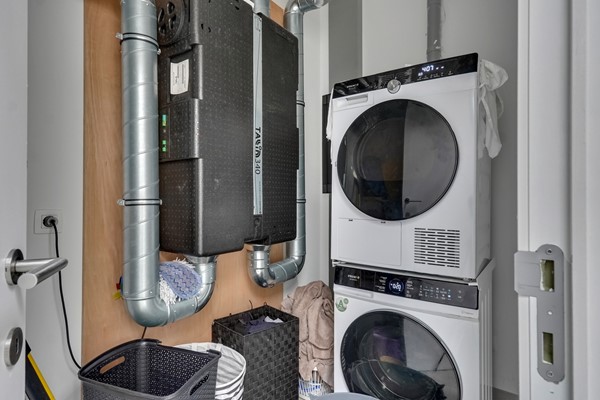 Foto - Te koop: Veelzijdig handelspand in hartje Lanaken waar wonen, werken en leven samenkomen onder één dak!
