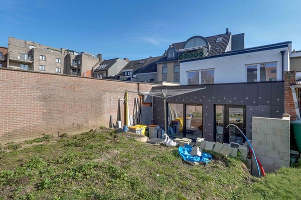 Foto - Te koop: Veelzijdig handelspand in hartje Lanaken waar wonen, werken en leven samenkomen onder één dak!
