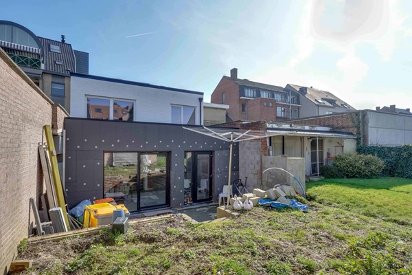 Foto - Te koop: Veelzijdig handelspand in hartje Lanaken waar wonen, werken en leven samenkomen onder één dak!
