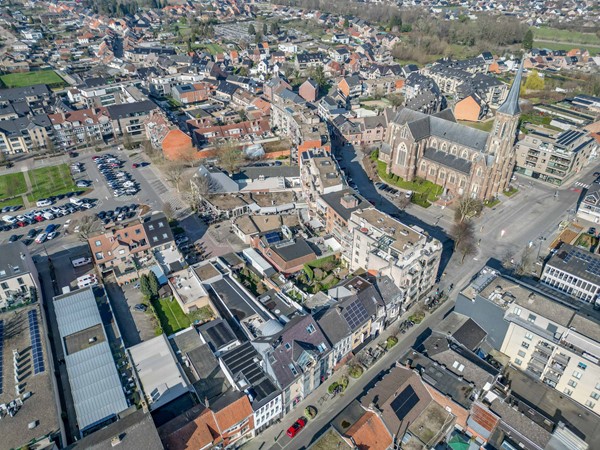 Foto - Te koop: Veelzijdig handelspand in hartje Lanaken waar wonen, werken en leven samenkomen onder één dak!
