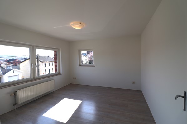 Foto - Verhuurd: TOPPER te Huur gekomen in Kanne BELGIË, Volledig gerenoveerd ruim 2 slaapkamer appartement met ruim terras!