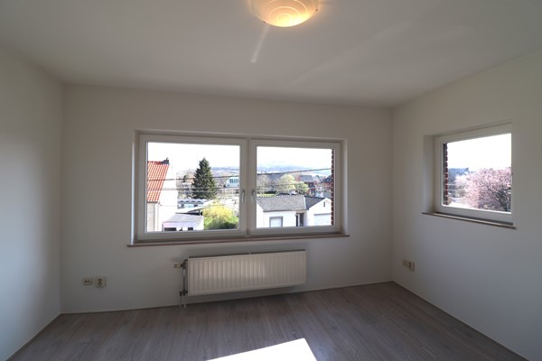 Foto - Verhuurd: TOPPER te Huur gekomen in Kanne BELGIË, Volledig gerenoveerd ruim 2 slaapkamer appartement met ruim terras!