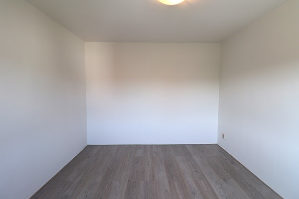 Foto - Verhuurd: TOPPER te Huur gekomen in Kanne BELGIË, Volledig gerenoveerd ruim 2 slaapkamer appartement met ruim terras!