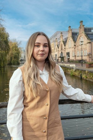 Anne-Fleur van den Akker