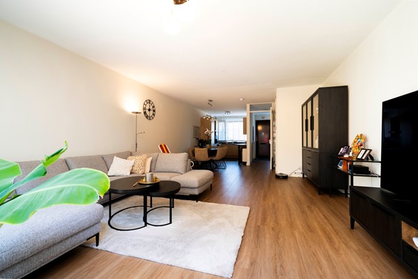 Onder optie: Ruime eengezinswoning in rustige en kindvriendelijke buurt.