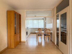 Zicht vanuit de woonkamer op keuken Zonneplein 17.jpeg