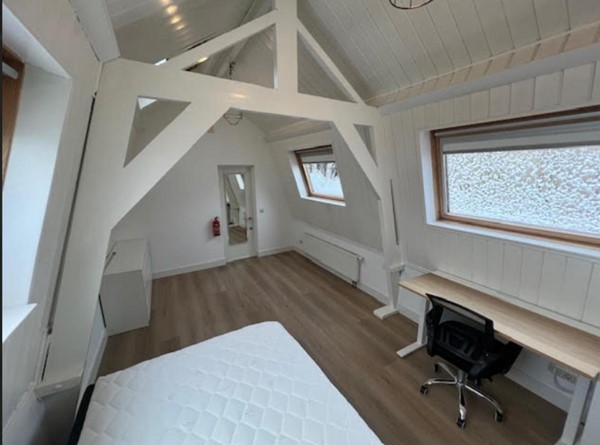 Te huur: A fully furnished six-person student house in the historic centre of Delft, uniquely combining a canal-side location, very large private garden, and walking distance to TU Delft and Central Station...