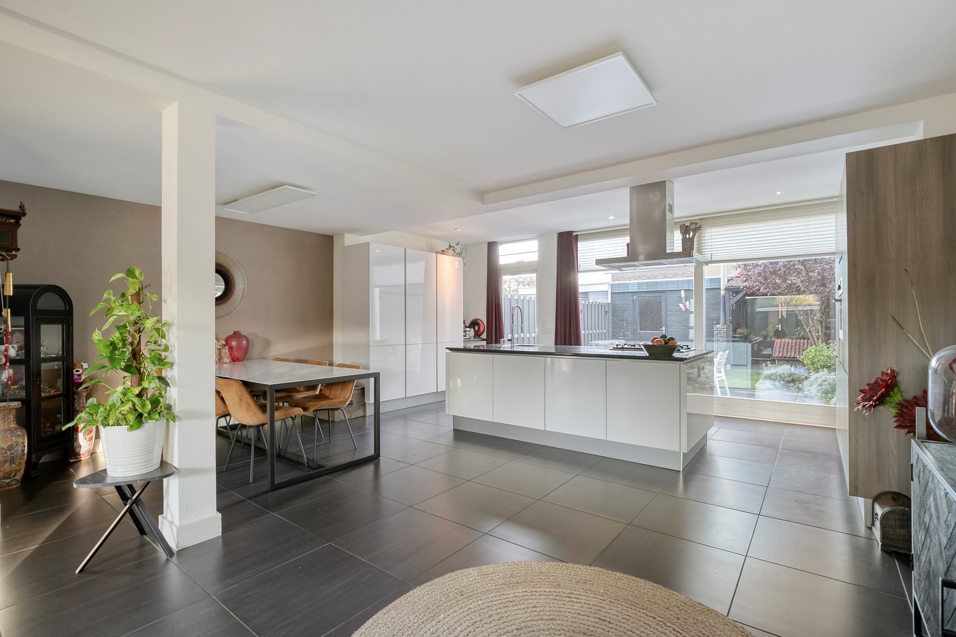 Tussenwoning te koop: Beethovenlaan 111, Tilburg