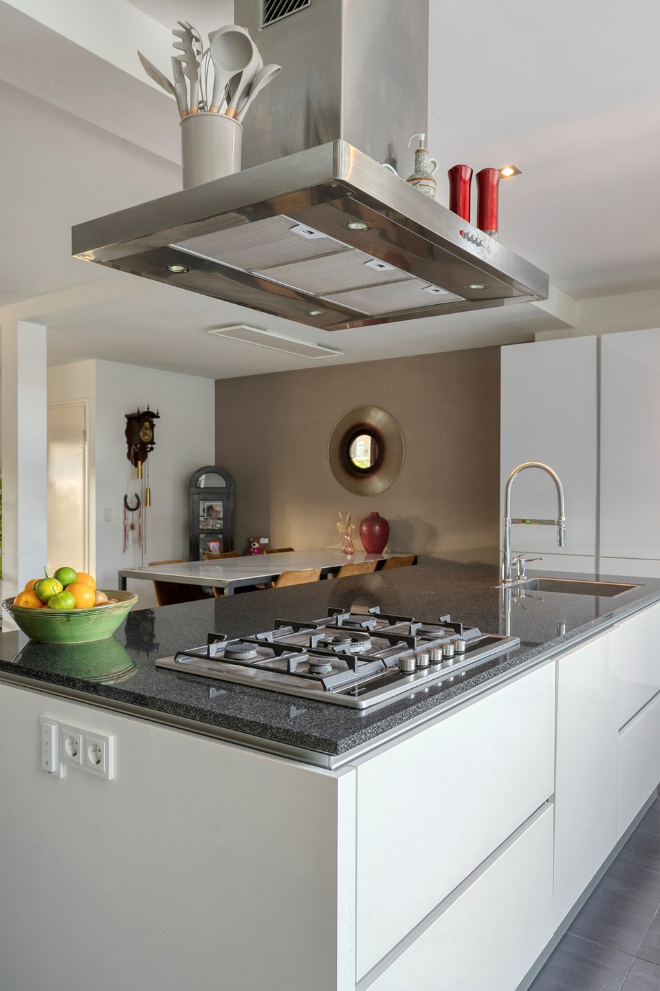 Tussenwoning te koop: Beethovenlaan 111, Tilburg