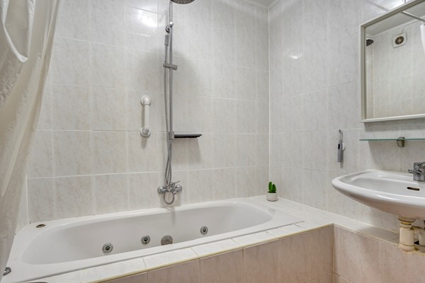 Medium property photo - Zangvogelweg 14, 3815 DL Amersfoort