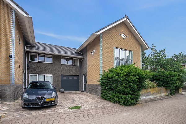 Verkocht: Schitterende, luxe afgewerkte half vrijstaande woning in de Volgerlanden, Hendrik Ido Ambacht, bouwjaar 2003, met een woonoppervlakte van maar liefst 173 m² en ruim perceel van 354 m² eigen grond.