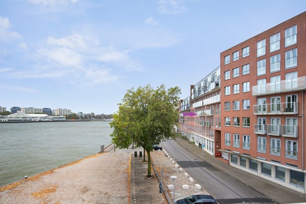 Onder bod: Direct te betrekken, instapklaar 3-kamer appartement met lift en een spectaculair uitzicht op de Maas, de Willembrug en het centrum van Rotterdam.