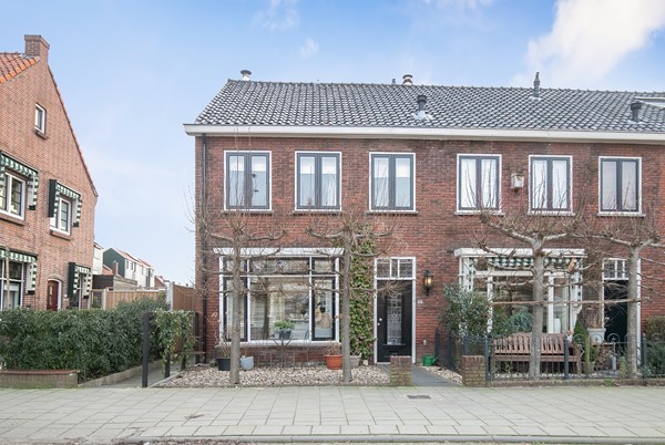 Verkocht: In de oude dorpskern van Zwijndrecht is deze geheel gerenoveerde, charmante en zeer ruime hoekwoning gelegen.