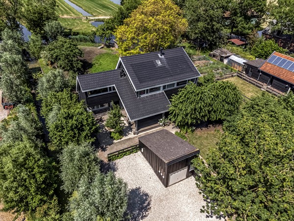 Verkocht onder voorbehoud: Genieten van rust en ruimte in een fraaie landelijke omgeving! U vindt het allemaal in deze onder architectuur verbouwde vrijstaande woning gelegen op een sublieme locatie met vrij polderzicht!