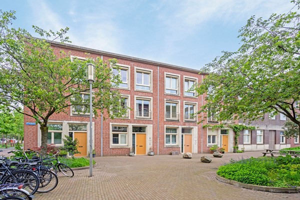 Verhuurd: Luxe en perfect afgewerkt, volledig gemeubileerde 5-kamer tussenwoning (133 m²) met eigen parkeerplaats in overdekte garage, bouwjaar 2010. Deze woning is gelegen in het geliefde Katendrecht.  